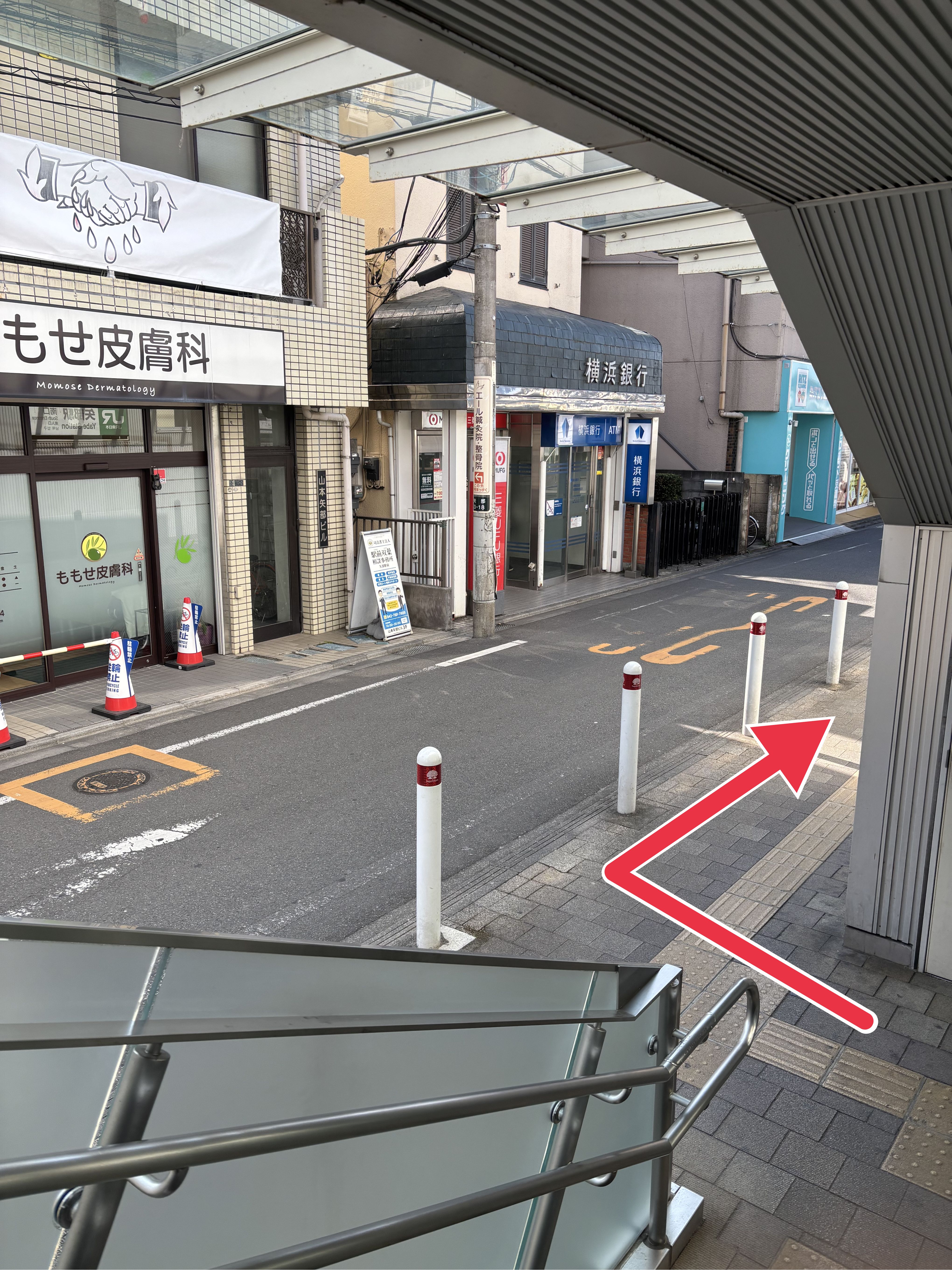 矢部駅南口の階段を降りたところの写真