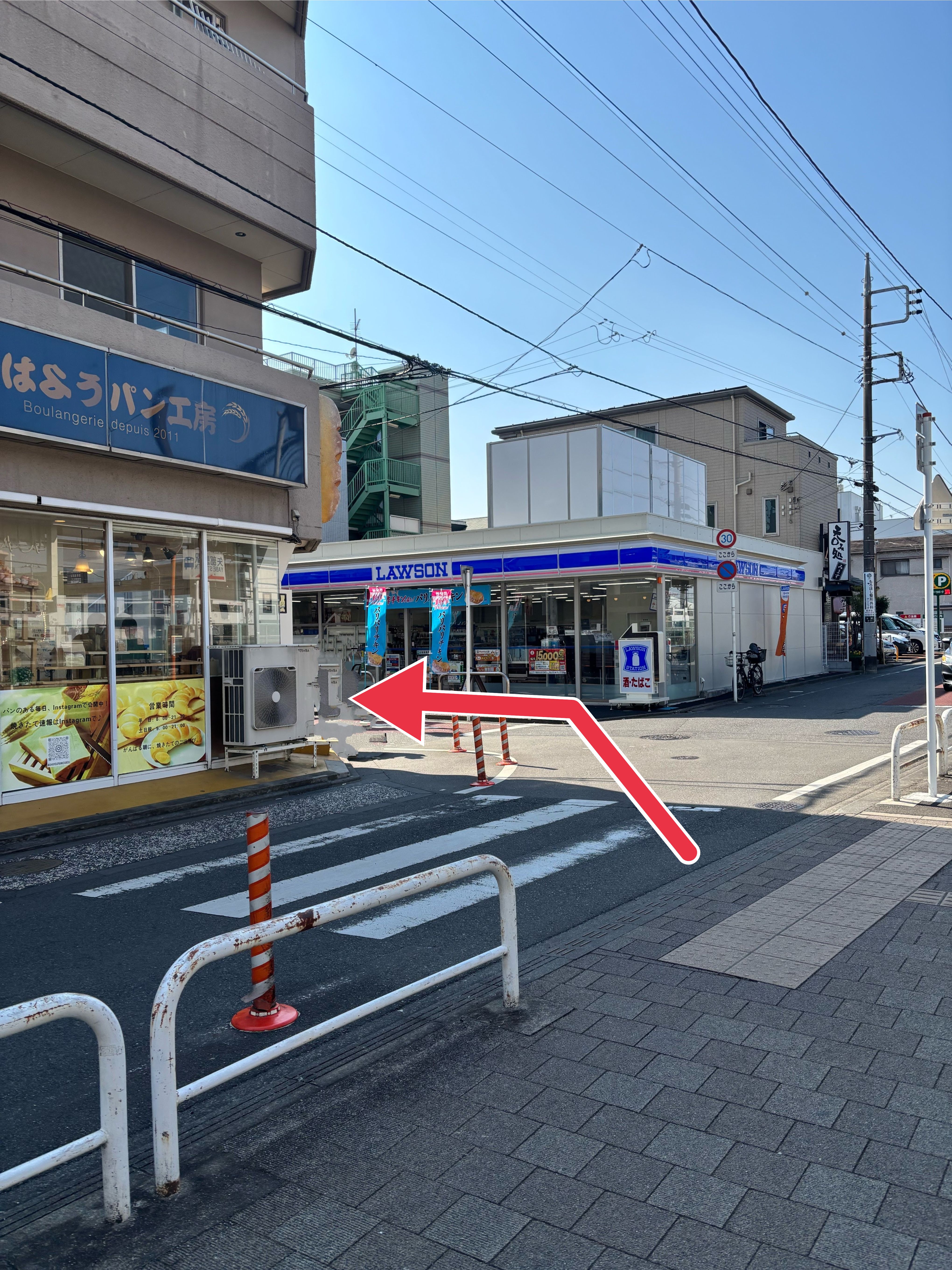 階段を降りたところから見たコンビニの写真